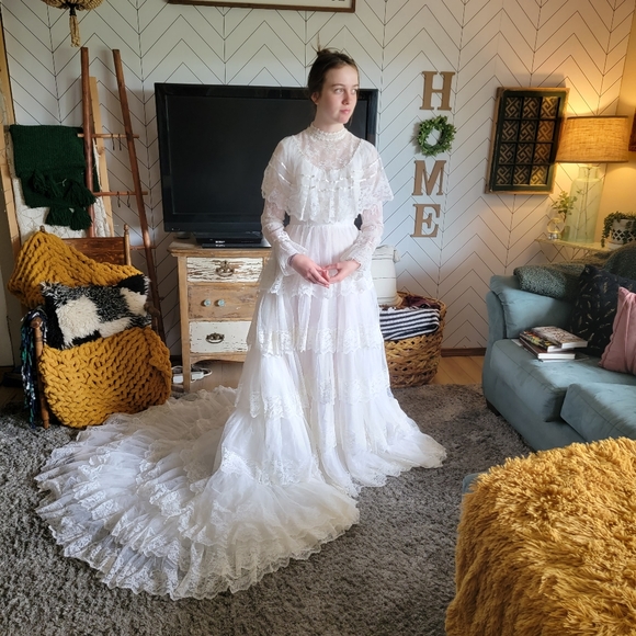 Stunning Vintage Sally Wallace Wedding Gown - Picture 4 of 10